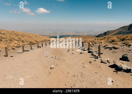 Sehen Sie das Innere des Nationalparks Vulkan Nevado de Toluca mit Seen im Inneren des Kraters. Landschaft in der Nähe von Mexiko-Stadt. Hochwertiges Foto Stockfoto