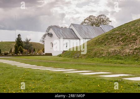 Weiße Kirche auf dem Denkmal Bereich UNESCO Welterbe in Jelling, Dänemark. Stockfoto