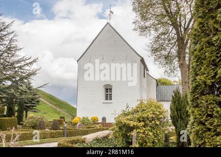 Weiße Kirche auf dem Denkmal Bereich UNESCO Welterbe in Jelling, Dänemark. Stockfoto