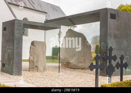 Jelling Steine sind massiv geschnitzt runestones, 10. Jahrhundert, Jelling, Dänemark, Europa Stockfoto