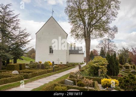 Weiße Kirche auf dem Denkmal Bereich UNESCO Welterbe in Jelling, Dänemark. Stockfoto