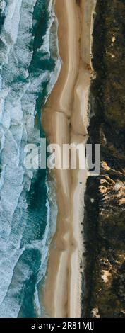 Panoramablick von der Drohne auf 75 Mile Beach, Fraser Island, Queensland, Australien. Aufnahme während Sonnenaufgang mit rotem Canyon. Stockfoto