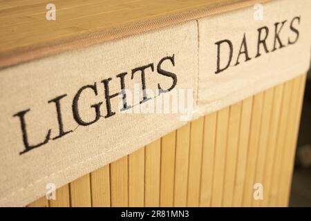 Schwarze Schreib-Lichter und -Dunkelheit auf einem Juta-Leinenstoff Stockfoto