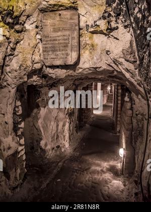 Das Bild zeigt einen der vielen Gänge im mittelalterlichen unterirdischen Stadtmuseum La Cite Souterraine de Naours im französischen Dorf Naours. Stockfoto