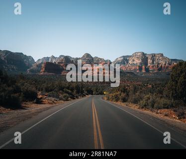 Blick auf die Berge von Sedona, Arizona. Bell Rock and Cathedral Mountain ist ein butte nördlich von Village of Oak Creek, Arizona, südlich von Stockfoto