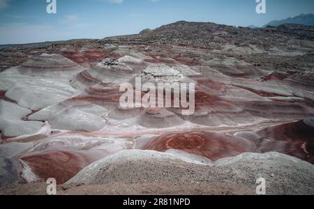 Bentonit Hügel unglaubliche Aussicht aus der Vogelperspektive. Gelegen im Capitol Reef National Park, USA, Utah. Stockfoto