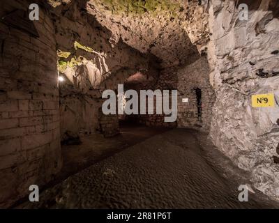 Das Bild zeigt einen der vielen Gänge im mittelalterlichen unterirdischen Stadtmuseum La Cite Souterraine de Naours im französischen Dorf Naours. Stockfoto