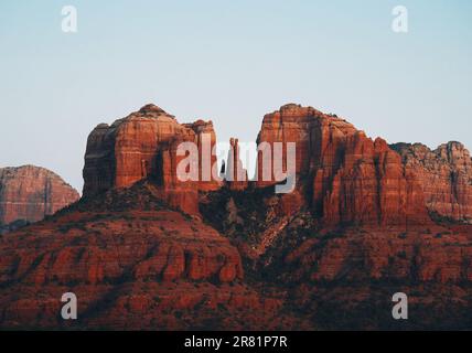 Eine Nahaufnahme der Sandsteinsattelpunkte oder Lücken des Cathedral Rock, eines der berühmtesten natürlichen Wahrzeichen rund um die Wüstenstadt Sedona Stockfoto