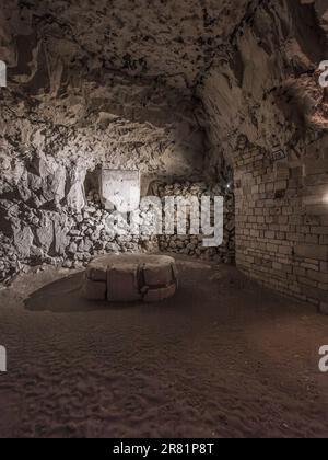 Das Bild zeigt einen der vielen Gänge im mittelalterlichen unterirdischen Stadtmuseum La Cite Souterraine de Naours im französischen Dorf Naours. Stockfoto