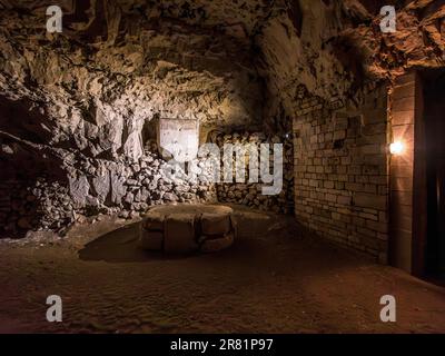 Das Bild zeigt einen der vielen Gänge im mittelalterlichen unterirdischen Stadtmuseum La Cite Souterraine de Naours im französischen Dorf Naours. Stockfoto