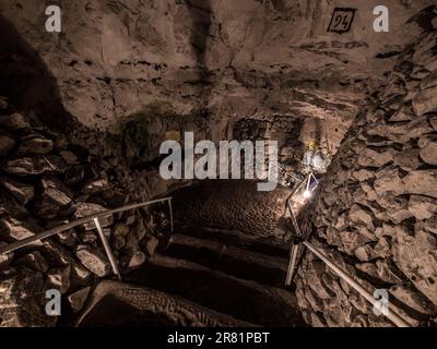 Das Bild zeigt einen der vielen Gänge im mittelalterlichen unterirdischen Stadtmuseum La Cite Souterraine de Naours im französischen Dorf Naours. Stockfoto