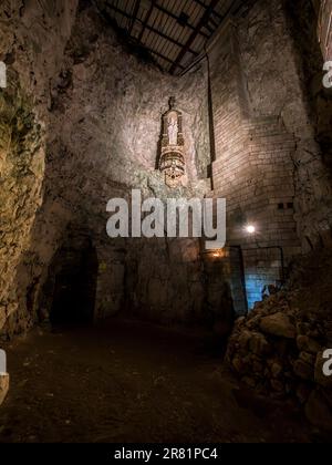 Das Bild ist eine Kapelle auf einem der vielen Gänge im mittelalterlichen unterirdischen Stadtmuseum La Cite Souterraine de Naours Stockfoto