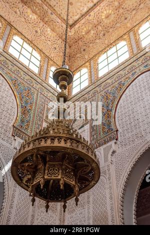 MEKNES, MAROKKO - 29. MÄRZ 2023 - berühmtes Mausoleum von Moulay Ismail in der Innenstadt von Fes, Marokko Stockfoto