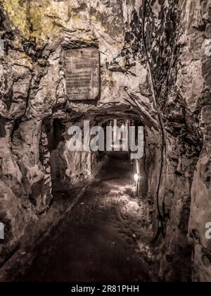 Das Bild zeigt einen der vielen Gänge im mittelalterlichen unterirdischen Stadtmuseum La Cite Souterraine de Naours im französischen Dorf Naours. Stockfoto