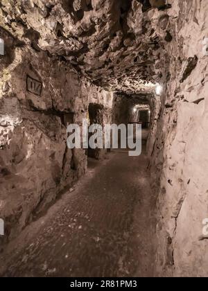 Das Bild zeigt einen der vielen Gänge im mittelalterlichen unterirdischen Stadtmuseum La Cite Souterraine de Naours im französischen Dorf Naours. Stockfoto