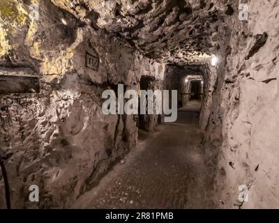 Das Bild zeigt einen der vielen Gänge im mittelalterlichen unterirdischen Stadtmuseum La Cite Souterraine de Naours im französischen Dorf Naours. Stockfoto