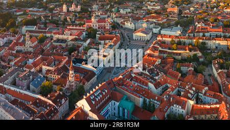 Panoramablick auf die Altstadt von Vilnius - Rathausplatz Stockfoto