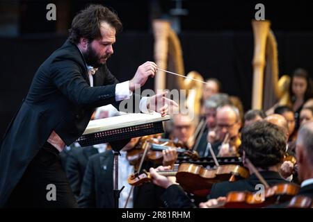 Litomysl, Tschechische Republik. 18. Juni 2023. Dirigent Petr Popelka tritt beim Gurre-Konzert des österreichischen Komponisten Arnold Schönberg während des Smetana Litomysl-Musikfestivals in Litomysl, Region Svitava, Tschechische Republik, am 18. Juni 2023 auf. Arnold Schönbergs Kantate für fünf Soloisten, Erzähler, Chöre und ein großes Orchester wird zusammen mit dem Dirigenten Petr Popelka aufgeführt, der ein Ensemble aus 244 Mitgliedern führt, darunter das tschechische Radio Symphony Orchestra zusammen mit dem norwegischen Radio Orchester. Kredit: David Tanecek/CTK Photo/Alamy Live News Stockfoto