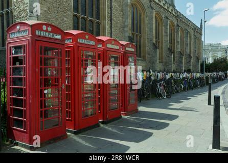 Eine Gruppe roter britischer Telefonzellen und eine Reihe von Fahrrädern in der Universitätsstadt Cambridge in England Stockfoto