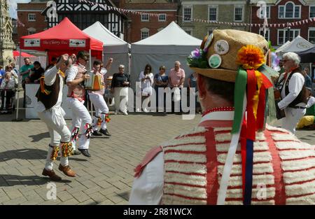 Editorial Saffron Waldon, UK - 03. Juni 2023: Englische traditionelle Morris-Tänzer treten in Saffron Waldon UK auf Stockfoto
