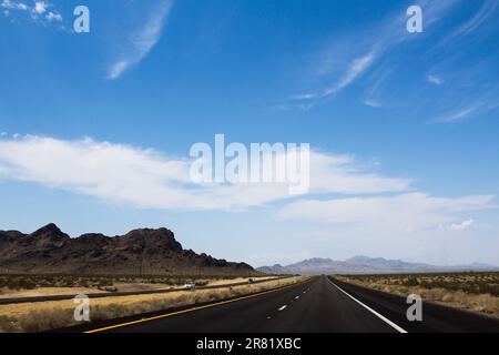 Dieses Bild zeigt einen einsamen Abschnitt der Route 66, den legendären amerikanischen Highway in Nevada, USA Stockfoto