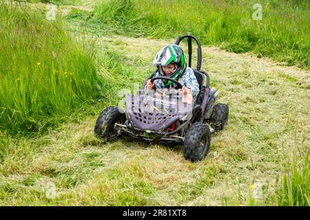 Go-Kart mit Elektroantrieb rast um ein Feld, High Bickington, North Devon, England, Großbritannien. Stockfoto