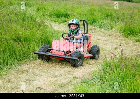 Go-Kart mit Elektroantrieb rast um ein Feld, High Bickington, North Devon, England, Großbritannien. Stockfoto