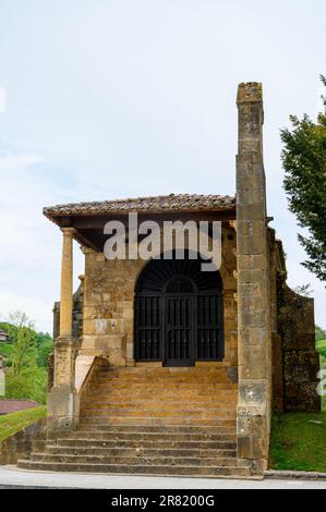 Cangas de Onis, Bergdorf mit alten römischen Ruinen und Brücke, Picos de Europa, Asturien, Nordspanien. Stockfoto