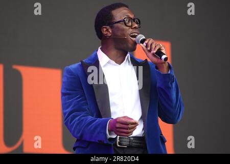 Die Besetzung des Musicals Ai't too Stolz: The Life and Times of the Temptations tritt live auf der Bühne des West End Live 2023 im Trafalgar Square, London, England auf. Stockfoto