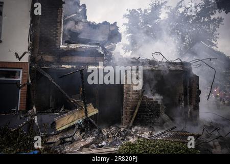 ARNHEM - die Feuerwehr löscht einen Brand in einem Häuserblock im Bezirk Presikhaaf in Arnhem. Dutzende Häuser wurden wegen des Feuers evakuiert. ANP PERSBUREAU HEITINK niederlande out - belgien out Stockfoto