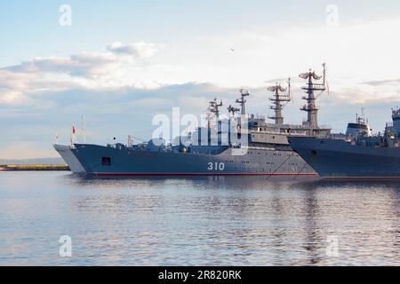 Kronstadt, Russland. 05.22.2023, russische Kriegsschiffe, an einem Liegeplatz in der Ostsee im Hafen von Kronstadt festgemacht. Stockfoto