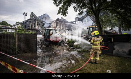 ARNHEM - die Feuerwehr löscht einen Brand in einem Häuserblock im Bezirk Presikhaaf in Arnhem. Dutzende Häuser wurden wegen des Feuers evakuiert. ANP PERSBUREAU HEITINK niederlande out - belgien out Stockfoto