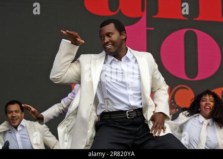 Die Besetzung des Musicals Ai't too Stolz: The Life and Times of the Temptations tritt live auf der Bühne des West End Live 2023 im Trafalgar Square, London, England auf. Stockfoto