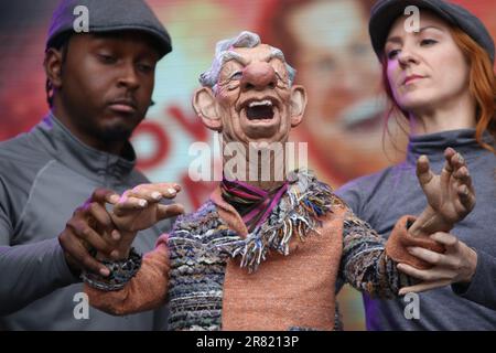 Die Besetzung von Idiot's Assemble: Spitting Image the Musical mit einer Karikaturpuppe von Sir Ian McKellen, die live auf der Bühne des West End Live 2023 im Trafalgar Square, London, England auftritt. Stockfoto