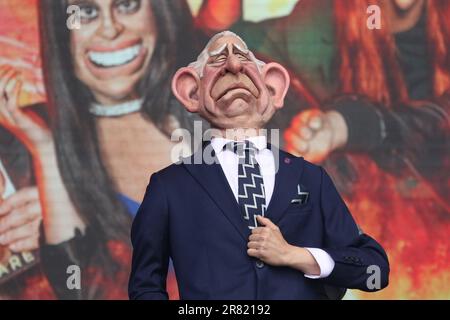 Die Besetzung von Idiot's Assemble: Spitting Image The Musical with a Caricature Marionette of King Charles the Third Performing live auf der Bühne des West End Live 2023 im Trafalgar Square, London, England. Stockfoto