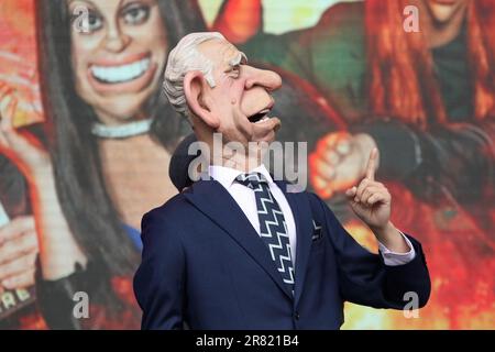 Die Besetzung von Idiot's Assemble: Spitting Image The Musical with a Caricature Marionette of King Charles the Third Performing live auf der Bühne des West End Live 2023 im Trafalgar Square, London, England. Stockfoto