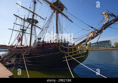 Etoile du Roy, eine dreimagige sechstklassige Fregatte, ein Kriegsschiff an der seine für die Armada-Ausstellung. Hölzerne Nachbildung der Fregatte von 1745. Stockfoto