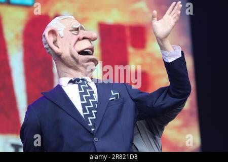 Die Besetzung von Idiot's Assemble: Spitting Image The Musical with a Caricature Marionette of King Charles the Third Performing live auf der Bühne des West End Live 2023 im Trafalgar Square, London, England. Stockfoto