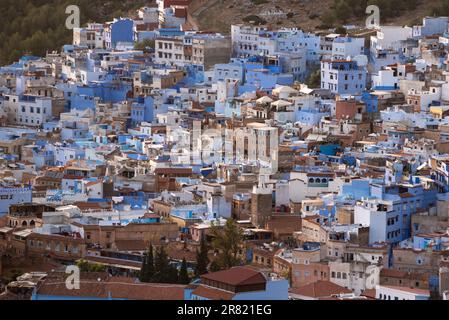 Panoramablick auf die berühmte blaue Stadt Chefchaouen, Marokko Stockfoto