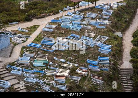 Blaue Gräber in einem Innenhof in Chefchaouen, Marokko Stockfoto