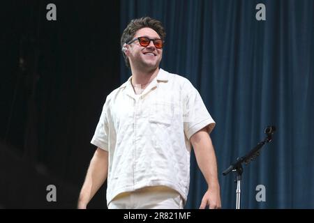 Newport, Großbritannien. 18. Juni 2023. Der irische Sänger und Songwriter Niall Horan und ehemaliges Mitglied der britischen Boy-Band One Direction, die live auf der Bühne des Isle of White Festival aufgetreten sind. Kredit: SOPA Images Limited/Alamy Live News Stockfoto