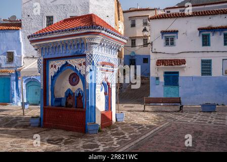 Farbenfroher Brunnen am El Haouta Platz im Zentrum von Chefchaouen, Marokko Stockfoto