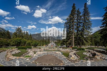 Am 4. Juni 2023 in Banff, Alberta, Kanada, befindet sich der schneebedeckte Cascade Mountain auf der Banff Avenue Stockfoto