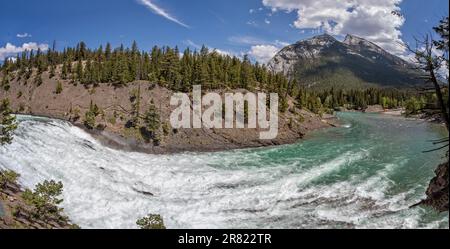 Panoramablick auf die Bow River Falls in Banff, Alberta, Kanada, am 4. Juni 2023 Stockfoto
