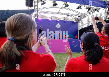 Berlin, Deutschland. 18. Juni 2023. Fans jubeln bei der Preisverleihung für Rhythmic Gymnastics während der Special Olympics Summer World Games Berlin 2023 im Konferenzzentrum Messe in Berlin am 18. Juni 2023. Die Berliner Spiele 2023 sind Gastgeber von 7000 Lernbehinderten aus fast 190 Ländern. Special Olympics ist eine internationale Wohltätigkeitsorganisation, deren Ziel es ist, Lernbehinderte in den Bereich des olympischen Sports einzubeziehen. Berlin 2023 ist die größte Sport- und Wohltätigkeitsveranstaltung des Jahres 2023. (Foto: Dominika Zarzycka/Sipa USA) Guthaben: SIPA USA/Alamy Live News Stockfoto