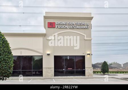 Humble, Texas, USA 02-26-2023: Rising Sun Sushi and Fusion Restaurant und Parkplatz in einem Humble, TX Einkaufszentrum. Stockfoto