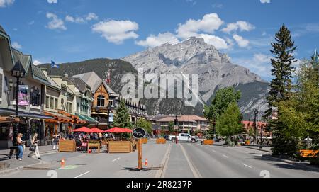 Am 4. Juni 2023 in Banff, Alberta, Kanada, befindet sich der schneebedeckte Cascade Mountain auf der Banff Avenue Stockfoto