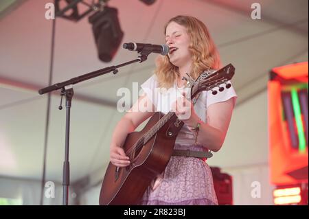 Paris Paloma tritt am 3. Tag des Bonnaroo Music & Arts Festivals 2023 am 17. Juni 2023 in Manchester, Tennessee, auf. Foto: Darren Eagles/imageSPACE Stockfoto