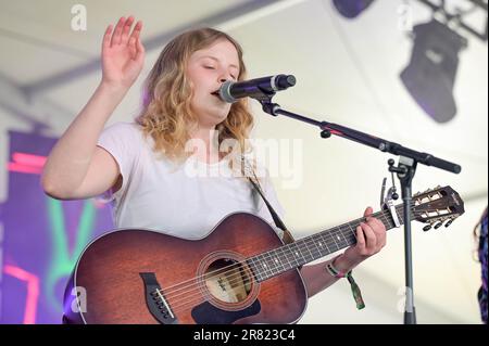 Paris Paloma tritt am 3. Tag des Bonnaroo Music & Arts Festivals 2023 am 17. Juni 2023 in Manchester, Tennessee, auf. Foto: Darren Eagles/imageSPACE Stockfoto