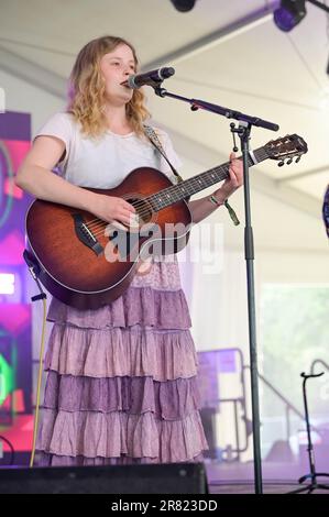 Paris Paloma tritt am 3. Tag des Bonnaroo Music & Arts Festivals 2023 am 17. Juni 2023 in Manchester, Tennessee, auf. Foto: Darren Eagles/imageSPACE Stockfoto